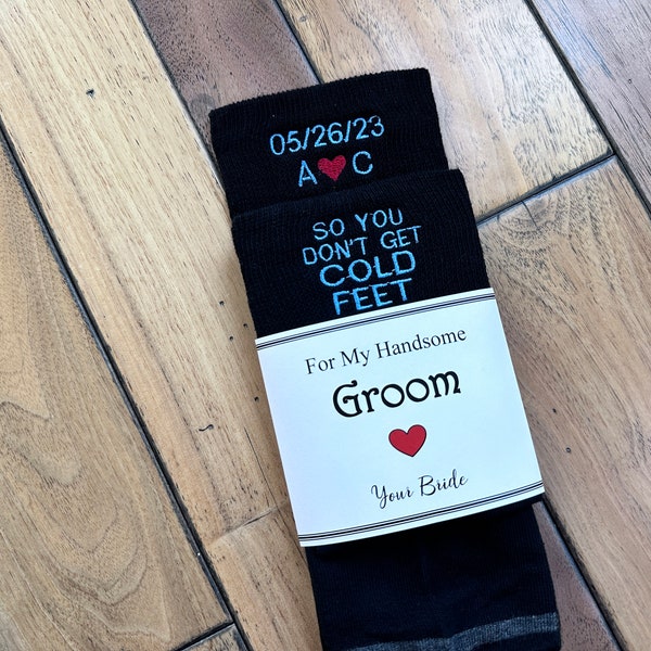 Damit Sie keine kalten Füße bekommen Bestickte Bräutigam Socken Personalisiert mit Braut und Bräutigam Initialen und Hochzeitsdatum, Bräutigam Geschenk personalisiert,