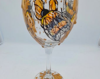 Honey bee wine glass, hand painted wine glass,  bee gift, bee decor, wine glass gift, hand painted glass