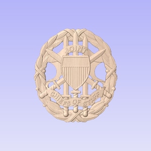 Puede incluir: Una talla de madera del sello de los Jefes de Estado Mayor Conjunto. El sello presenta una corona de hojas de laurel que rodea un escudo con las palabras "Joint Chiefs of Staff" y una estrella de cinco puntas.