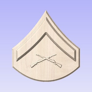 以下が含まれることがあります： 木彫りの軍事階級章。山形のデザインと交差したライフルが特徴です。明るい色の木材は、柔らかな青色の背景と対照的です。軍事愛好家に適した装飾品です。