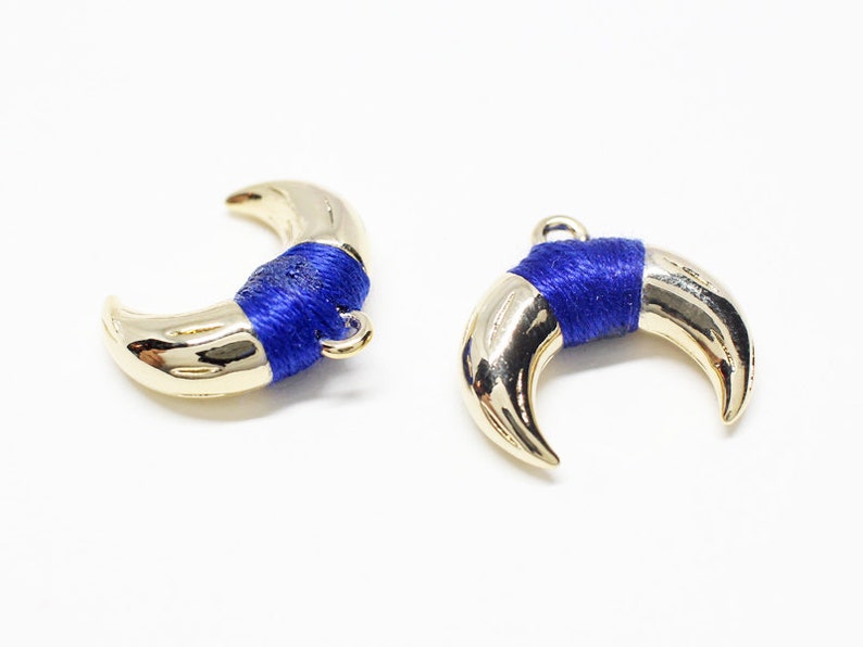 P0522Anti-Tarnished Gold Plating Over BrassCobalt Blue Silk Wrapped Ox Horn Pendant17x15mm2pcs