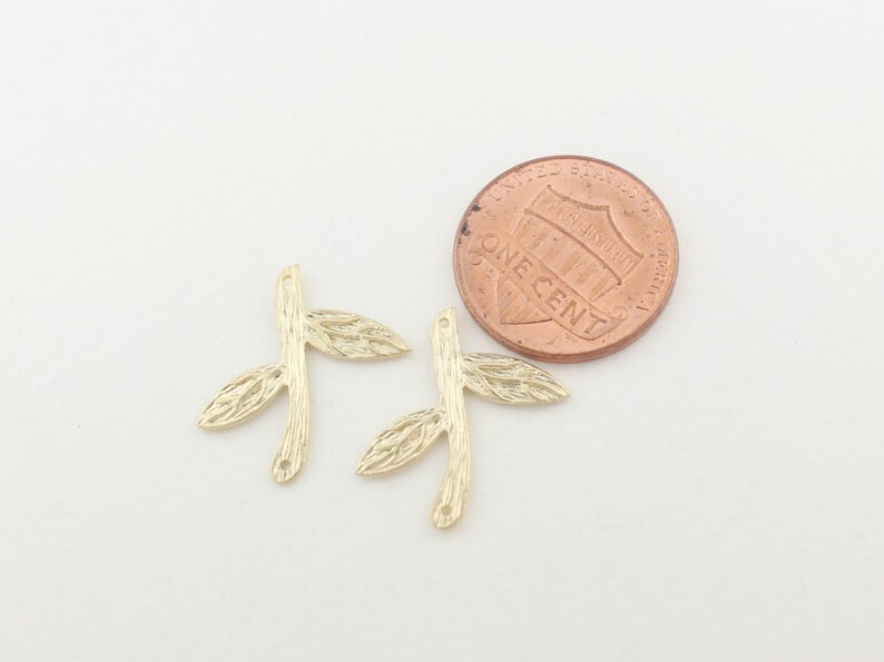 P0110Anti-Tarnished Matt Gold Plating Over BrassBranch with two leaves pendant20x18mm4pcs