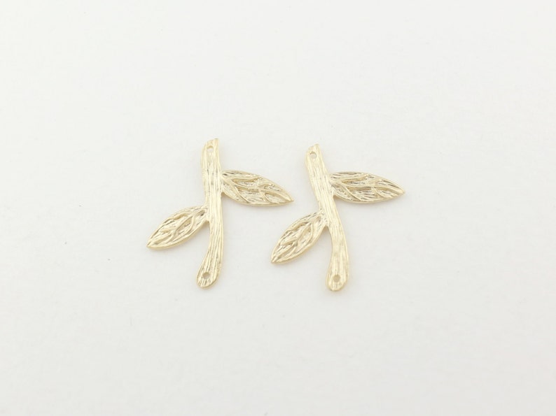 P0110Anti-Tarnished Matt Gold Plating Over BrassBranch with two leaves pendant20x18mm4pcs