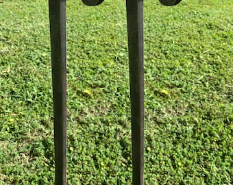 Juego de 2 soportes para estacas AR500 Magnum Target de 76 cm de alto y 9,5 cm de grosor con gancho integrado para blancos de tiro de acero - HSTD2AR500-30 IN