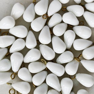 CHARMS EN VERRE BLANC 14 mm || Petites suspensions gouttes de lait avec boucle en laiton