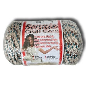 Puede incluir: Un rollo de cordón artesanal beige, marrón y verde azulado con una etiqueta que dice "Bonnie Craft Cord". La etiqueta dice "The Perfect Cord for all Fiber Crafts: Knitting, Crocheting, Knitting & Weaving. Le Cordon Parfait pour Tisser, Noeud Tying, Tricotant Crochet & Habiletés." La etiqueta también dice "Bulky Colorfast Heat Fusible" y "Volumineux Grand Teint Fusionner avec la chaleur".