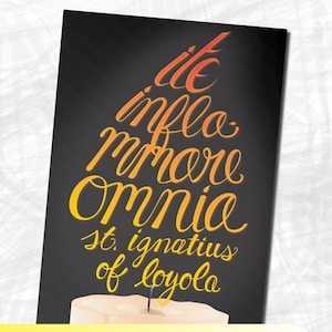 Puede incluir: Arte de cita imprimible con una vela con una llama en forma de una cita estilizada en naranja y amarillo. La cita dice "LE implo Mmore Omnia st. ignatius of loyola". El texto "Descarga instantánea! PDF de alta resolución listo para imprimir" está en la parte inferior de la imagen.