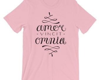 Love Conquers All - Kurzärmeliges T-Shirt - Amor Vincit Omnia - Latein