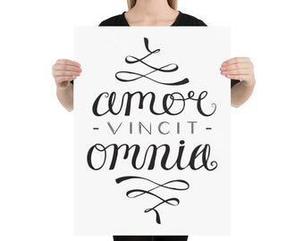 Liebe erobert alle – Amor Vincit Omnia – lateinisches Poster – 24 x 36