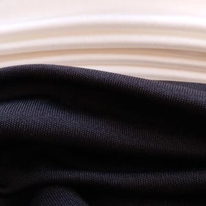 Czarny lub biały jednolity materiał dżersejowy z jedwabiu cięty na wymiar lub metr - średnia gramatura, szerokość 54 cale, rozciągliwy, dzianina 100% jedwabiu