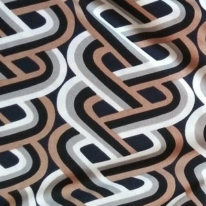 Peut inclure: Un tissu présentant un motif géométrique répétitif de lignes courbes entrelacées dans des tons de noir, blanc, gris clair et beige. Le design se compose de formes arrondies continues qui se chevauchent pour créer une texture visuelle dense.