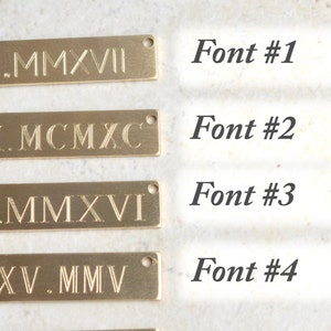 Peut inclure: Gros plan sur quatre &eacute;tiquettes rectangulaires en laiton grav&eacute;es de chiffres romains. Les &eacute;tiquettes ont de petits trous &agrave; une extr&eacute;mit&eacute;. Les textes "Font #1", "Font #2", "Font #3" et "Font #4" sont &agrave; c&ocirc;t&eacute; des &eacute;tiquettes.