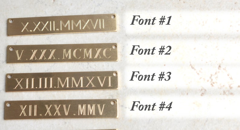 Peut inclure: Gros plan sur quatre &eacute;tiquettes rectangulaires en laiton grav&eacute;es de chiffres romains. Les &eacute;tiquettes ont de petits trous &agrave; une extr&eacute;mit&eacute;. Les textes "Font #1", "Font #2", "Font #3" et "Font #4" sont &agrave; c&ocirc;t&eacute; des &eacute;tiquettes.
