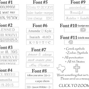 Peut inclure: Pr&eacute;sentation de diff&eacute;rents styles de polices pour la gravure personnalis&eacute;e. L'image montre des exemples de texte dans diverses polices, notamment des dates, des noms et des phrases. Options suppl&eacute;mentaires : symboles grecs, symboles du zodiaque, ponctuation et 50 &Eacute;tats.