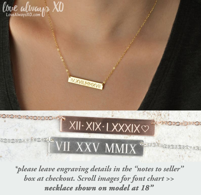 Peut inclure: Un collier dor&eacute; avec une barre grav&eacute;e de chiffres romains. Le collier est port&eacute; par une personne. D'autres colliers en or rose et argent sont pr&eacute;sent&eacute;s en dessous. Le texte comprend "LoveAlwaysXO.com" et des instructions pour la gravure.