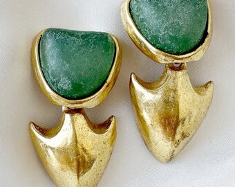 VERONIQUE CHERANICH Vintage clip oorbellen in byzantijnse stijl verguld goud en grote groene steen statement designer clip ons