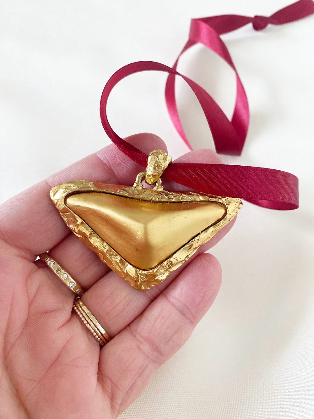 Pendentif vintage métal doré Trésor Lancôme Paris bijou parfumeur
