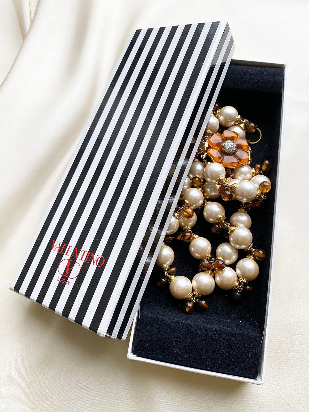 VALENTINO Vintage Pearl Necklace With Beautiful Lock With