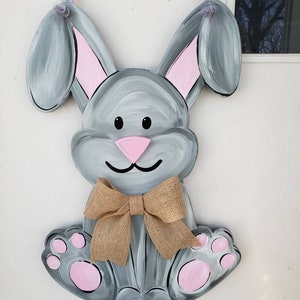 Może przedstawiać: Zestaw trzech ceramicznych misek w odcieniach niebieskiego, zielonego i białego. Miski mają nakrapiane szkliwo i prosty, nowoczesny design. Największa miska ma średnicę około 15 cm.