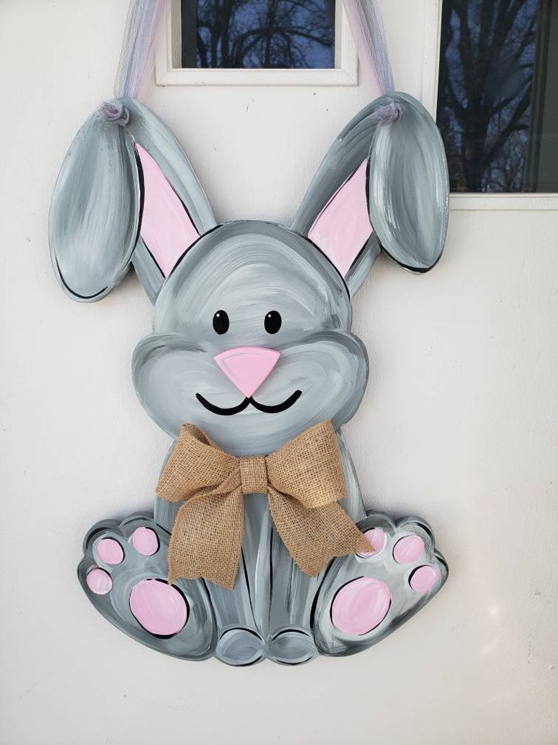Może przedstawiać: Zestaw trzech ceramicznych misek w odcieniach niebieskiego, zielonego i białego. Miski mają nakrapiane szkliwo i prosty, nowoczesny design. Największa miska ma średnicę około 15 cm.