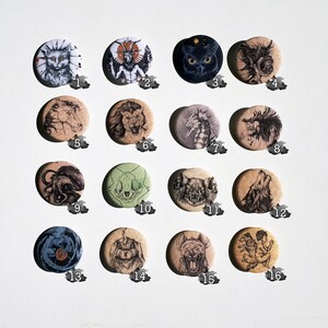 K&ouml;nnte beinhalten: Set mit 16 runden Pins mit verschiedenen Schwarzwei&szlig;-Illustrationen. Die Pins zeigen eine Vielzahl von Kreaturen, darunter eine Katze, einen Wolf, ein Seepferdchen, einen Sch&auml;del und einen Schmetterling. Die Pins haben alle einen Durchmesser von etwa 2,5 cm.
