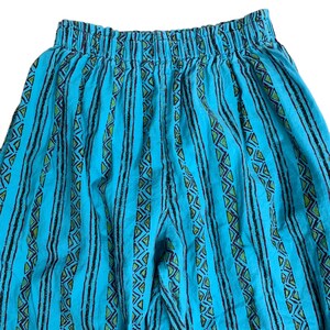 K&ouml;nnte beinhalten: Blaue und schwarze gestreifte Hose mit geometrischem Muster. Die Hose hat einen elastischen Bund.