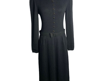 Könnte beinhalten: Ein schwarzes, langärmliges Midikleid mit gerippter Struktur und einem Gürtel. Das Kleid hat einen runden Ausschnitt und einen Knopfverschluss vorne.