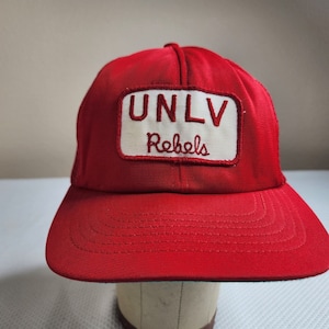 Gorra vintage UNLV ajustable con cierre a presión, años 70 y 80, con logotipo en letra roja