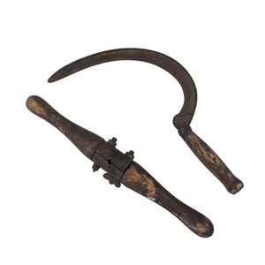 Könnte beinhalten: Zwei antike landwirtschaftliche Geräte: eine Sichel und ein Werkzeug mit Holzgriff. Die Sichel hat eine gebogene, rostige Klinge und einen Holzgriff. Das andere Werkzeug hat einen Holzgriff und eine Metallklemme. Beide Werkzeuge sind vor weißem Hintergrund.