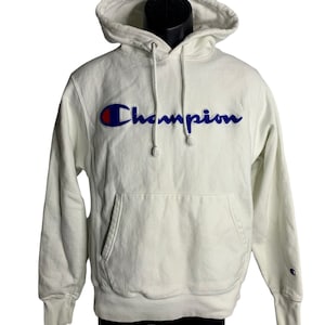 Puede incluir: Sudadera con capucha Champion blanca con un logotipo bordado en azul y rojo en la parte delantera.