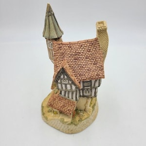 David Winter There Was A Crooked House Figurine Cottage
