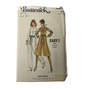 Puede incluir: Patrón de costura vintage para un mono y una blusa. El patrón es de Butterick y es de talla 10, pecho 32 1/2 pulgadas. El patrón está etiquetado como "Easy 2" e incluye instrucciones para tallas junior y misses.