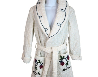 Vintage Hausmantel aus den 40er/50er Jahren, gesteppt, aus Satin, mit gestickten Rosen, elfenbeinfarben, Größe M
