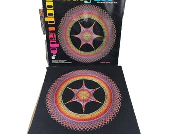 Vintage anos 70 meados do século String Art pendurado na parede porta aberta estrela da noite completa