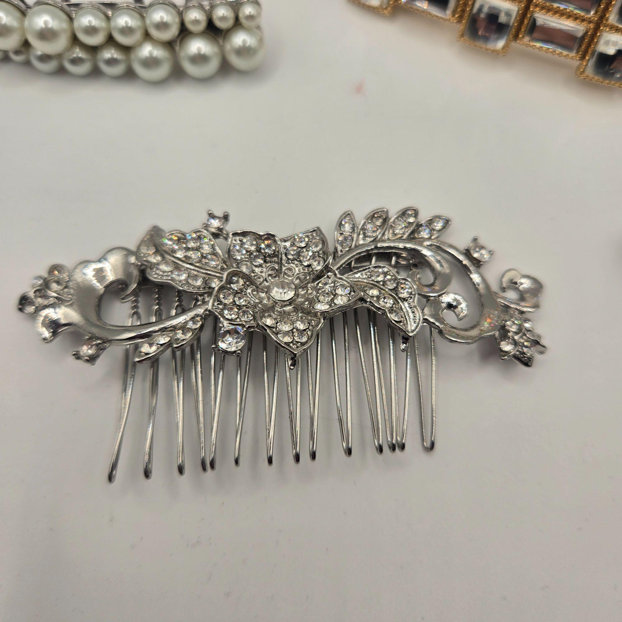 Vintage Lot of 4 Hair Accessories Barrettes Comb Bobby Pin  display picture 3