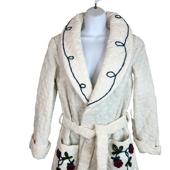 Vintage 40s 50s Quilted Satin Robe Embroidered Ya… - image 3