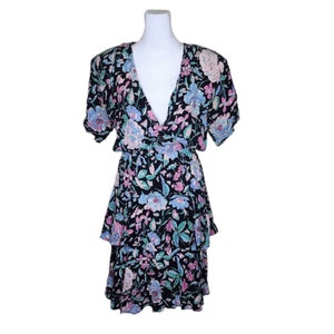 Vintage jaren 80 wikkeljurk korte mouw dames maat S zwarte bloemen volant rok schoudervullingen