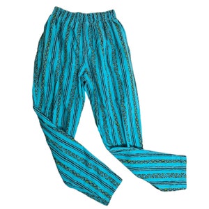 K&ouml;nnte beinhalten: Blaue und gr&uuml;ne gestreifte Hose mit geometrischem Muster. Die Hose hat einen elastischen Bund.