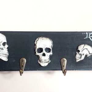 Skull key holder, Halloween organizer, Gothic key organizer, Skulls key rack, Key wall organizer, Halloween decor, Spiderweb key rack