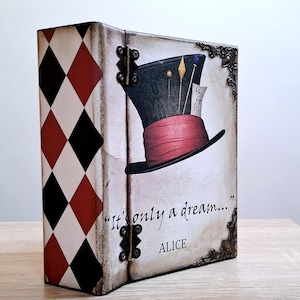 Scatola del Cappellaio Matto, Siamo tutti matti qui, Alice nel Paese delle Meraviglie, Scatola del libro di Alice, Scatola del Paese delle Meraviglie, È solo un sogno, Scatola Alice Goth, Scatola delle carte di Alice