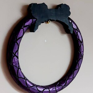 Corona gótica morada, corona de pared gótica, corona de bruja, corona de Halloween, decoración victoriana gótica, corona tallada en madera, boho ecléctica