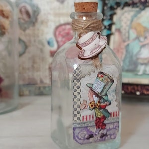 Alice drink me, Drink me bottle, Mad Hatter bottle,  Mad Hatter decor, Alice tea party,  Mad Hatte tea party, Alice in Wonderland, Alice