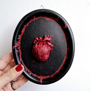 Goth rotes Herz, Gothic Herz gerahmt, Blutiges Herz Kunst, Gothic Wanddekor, unsterbliche Herzkunst, Vampir Herzkunst, Vampir Wanddekor,