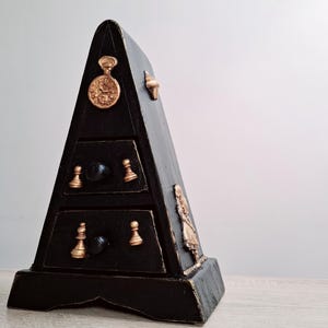 Alice schwarze Box, Pyramide Schmuckschatulle, Alice Organisator, Alice im Wunderland, Alice Gothic Box, Alice Möbel, Alice Wohnkultur, Alice witchy