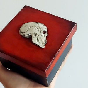 Boîte gothique tête de mort, boîte de cartes tête de mort, boîte tête de mort noire rouge, boîte Memento mori, décor gothique noir, boîte occulte, boîte démoniaque, boîte de sorcellerie