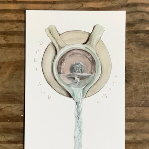 Carte postale ouverte et vide - cruche en argile et eau - une carte postale d’art