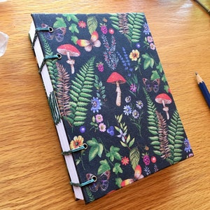 Journal fait main de jardin de champignons, carnet de croquis relié à la main, journal d'art créatif, carnet de croquis de voyage, carnet de notes nature, journal féerique