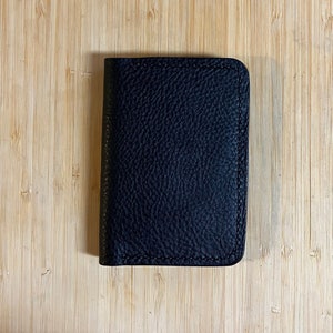 Cartera vertical de cuero italiano granulado negro/ Cartera minimalista cosida a mano/ Tarjetero con 6 bolsillos/ Cartera de cuero personalizada/ Cartera hecha a mano