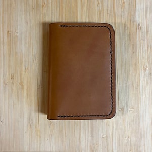 Segundo con descuento: Cartera vertical de cuero italiano coñac/ Cartera minimalista cosida a mano/ Tarjetero de 6 bolsillos Badalassi Carlo/