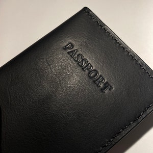 Cartera de pasaporte de cuero negro hecha a mano / Funda de pasaporte cosida a mano / Cartera de viaje / Funda de pasaporte de cuero curtido vegetal